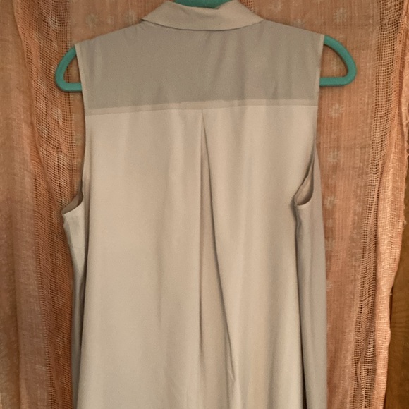 Top-Atheleta tailored long sleeveless light gray button down, office or beach - Picture 8 of 15